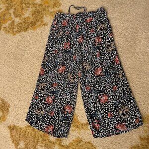 CYNTHIA ROWLEY. Size M. Pockets. Elastic Drawstring Waist. Crop pants. B69